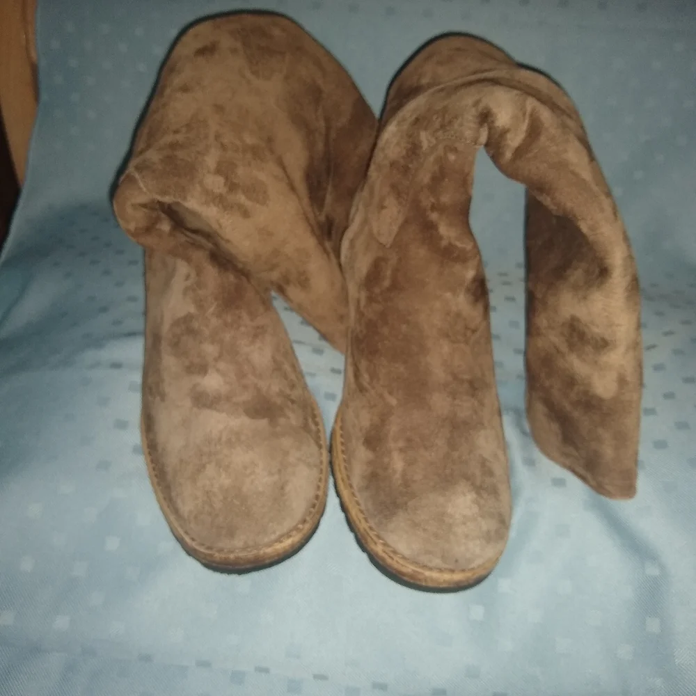 UGG suede knee boots with side zip. Size 6.5_4